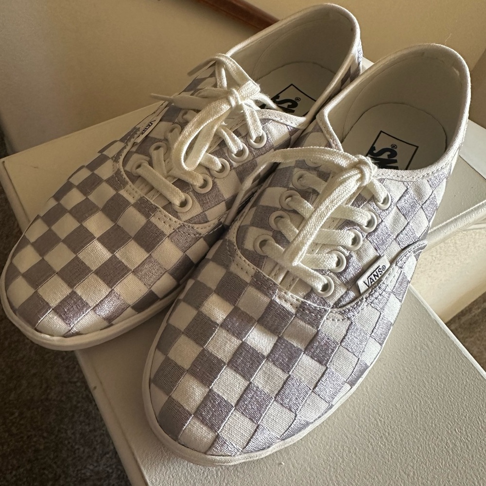 NWOT! Unisex “Vans” Embroidered Canvas Sneakers Size 6.5 Men’s - Size 8 Women’s - Picture 3 of 11